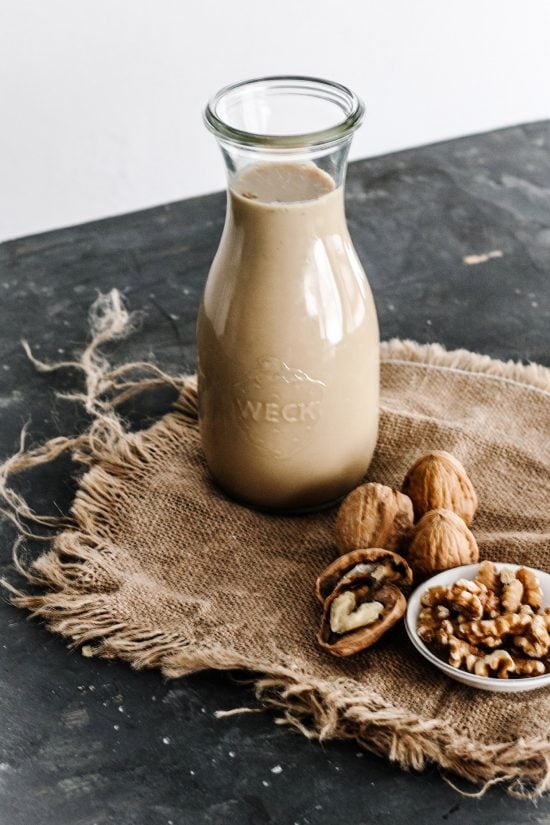 Machine à lait végétal maison. Boissons végétales maison à base d'amandes,  de noisettes, d'avoine, de riz. Appareil à laits végétaux