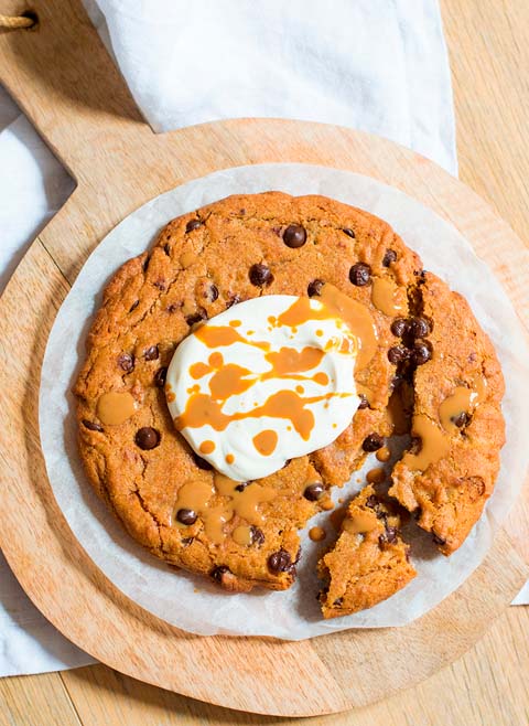 Biscuit géant au chocolat dans la poêle