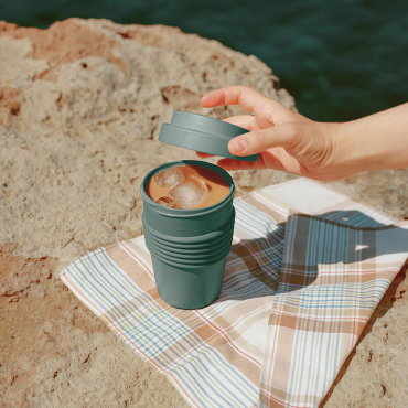 KITCHENWARE OUTDOOR ECO - Kubek Do Kawy Z Pokrywką Wykonany Z Materiału Pochodzącego Z Recyklingu Sage By CREATE