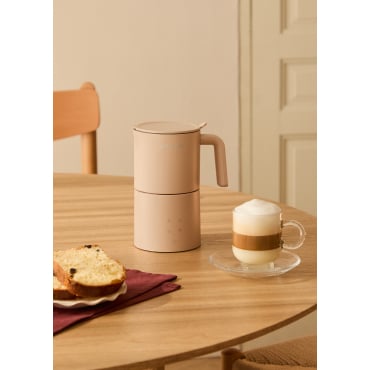 MILK FROTHER STUDIO PRO - Spieniacz I Podgrzewacz Do Mleka Nadający Się Do Mycia W Zmywarce Piasek By CREATE