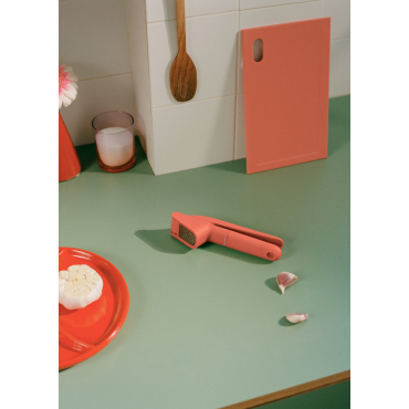 KITCHENWARE STUDIO - Garlic press Terracotta