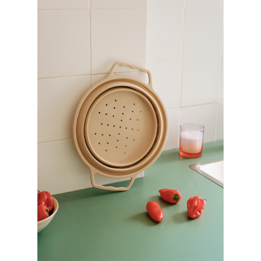 KITCHENWARE STUDIO - Foldable food colander Sand