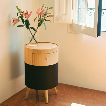 SPEAKER TABLE BASS - Speaker table with subwoofer, Bluetooth, wireless charging and storage drawer Natural wood