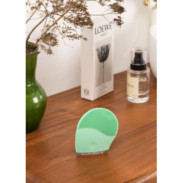 FACE WAVE - Silicone facial brush and sonic massager Pastel green